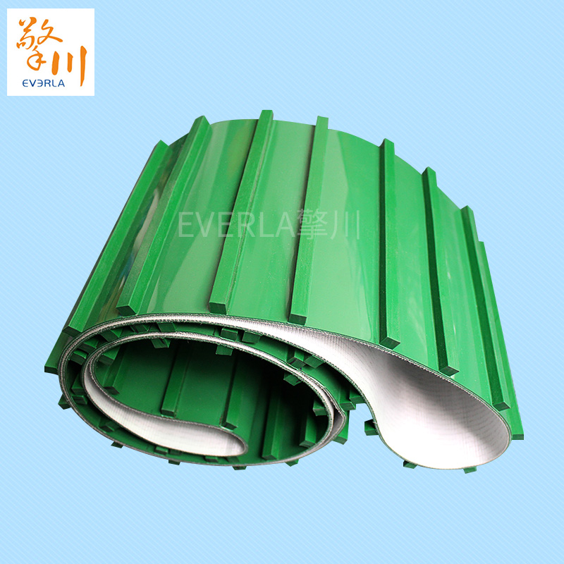 綠色PVC<a href='http://www.sdk35696.cn/shusongdai/' target='_blank'><u>輸送帶</u></a>表面加長(zhǎng)擋塊條的主圖