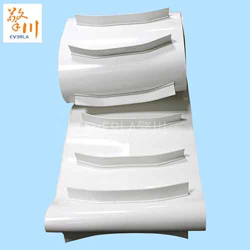 白色PVC彎<a href='http://www.sdk35696.cn/shusongdai/xiangjiao/' target='_blank'><u>擋板輸送帶</u></a>